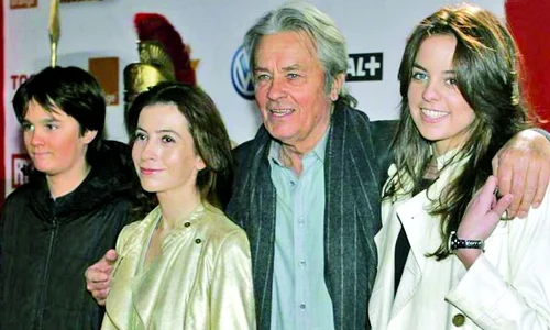 Alain Fabien (stânga), mama  Rosalie Van Breeman, tatăl Alain  Delon şi Anouschka (dreapta) jpeg