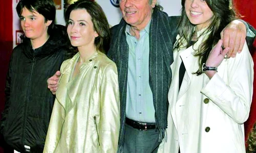 Alain Fabien (stânga), mama  Rosalie Van Breeman, tatăl Alain  Delon şi Anouschka (dreapta) jpeg