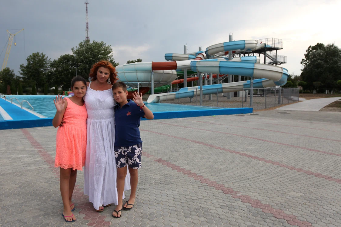 Mihaela Borcea, alături de gemenii Antonia şi Mihai
