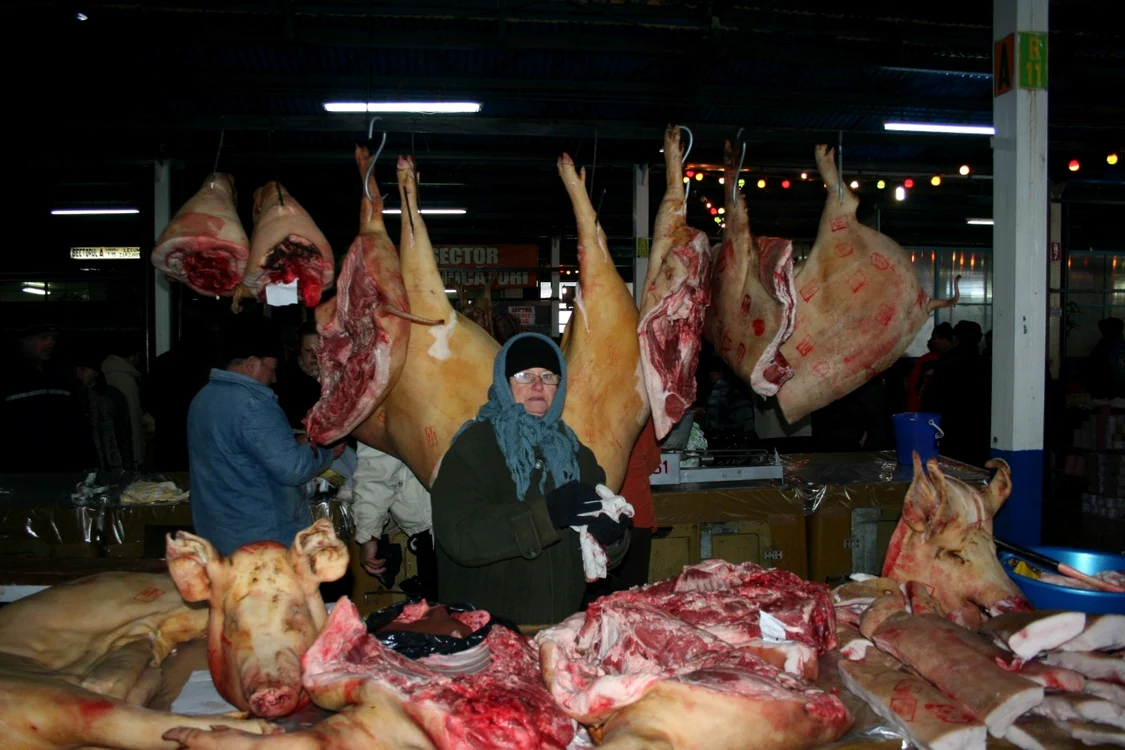 Carnea de porc este din abundenţă pe tarabe  Foto: Ştefan Borcea