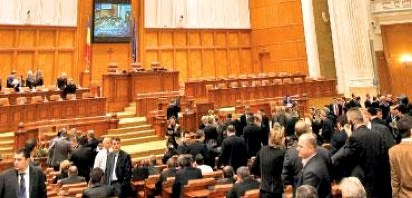 Peste 20 de parlamentari PSD au părăsit şedinţa de asumare
