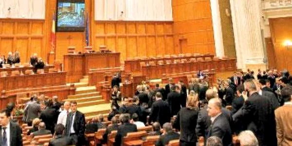 Peste 20 de parlamentari PSD au părăsit şedinţa de asumare