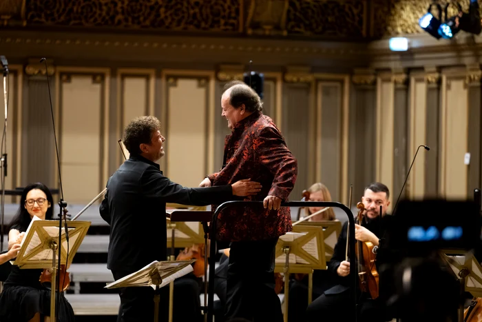 Scene bucuroase de Festival. Violonistul Ilian Gârneţ şi Cristian Florea. Foto: Andrei Gîndac