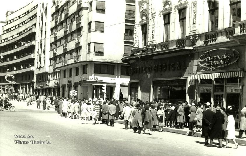 Cât de bogați erau vechii bucureșteni: Povestea unei fotografii de pe Calea Victoriei, din anii 60, virală pe internet. „Ce e cu îmbulzeala asta?” Cât de bogați erau vechii bucureșteni: Povestea unei fotografii de pe Calea Victoriei, din anii 60, virală pe internet. „Ce e cu îmbulzeala asta?”