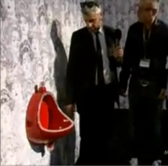 
    Toaleta cu bordură de cristale a atras multe zâmbete  