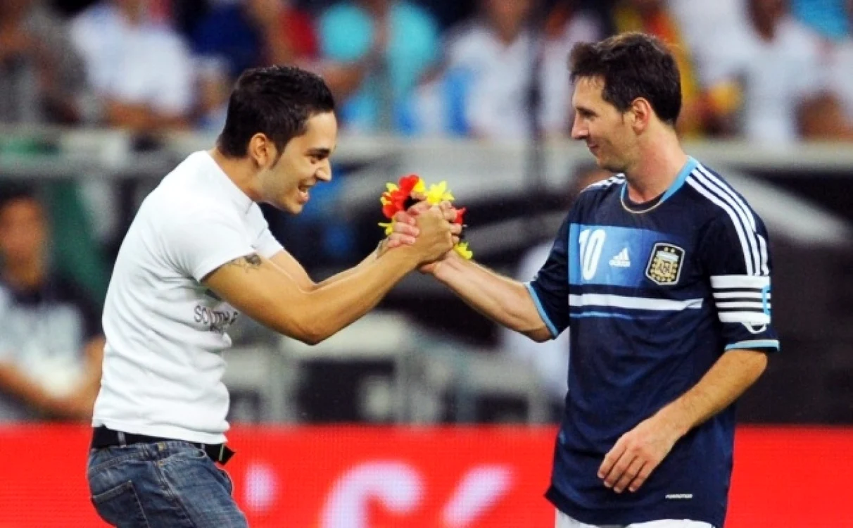 Lionel Messi, felicitat de un fan în timpul unui meci al naţionalei Argentinei FOTO Efe