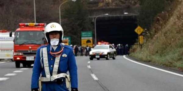Poliţia japoneza a închis circulaţia în zonă FOTO AFP