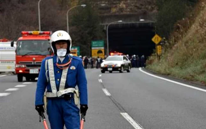 Politia japoneza a închis circulaţia în zănă FOTO AFP