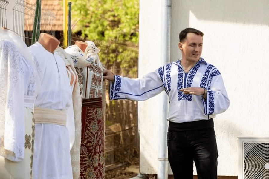 Tânărul colecționar de costume populare:  „Fiecare piesă vine cu povestea ei, încărcată de ani, lacrimi și visuri“