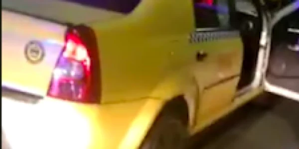 Taxi oprit de Poliţia Locală - cu client beat şi cu pistol Sursa Facebook Reporter Neptun TV