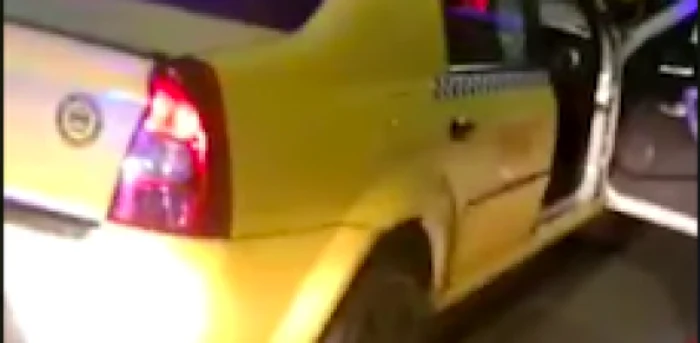 Taxi oprit de Poliţia Locală - cu client beat şi cu pistol Sursa Facebook Reporter Neptun TV