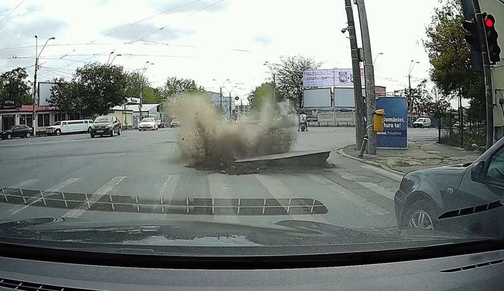 O țeavă de gaze a explodat într-o intersecție din Sectorul 5. Tragedie evitată la secundă