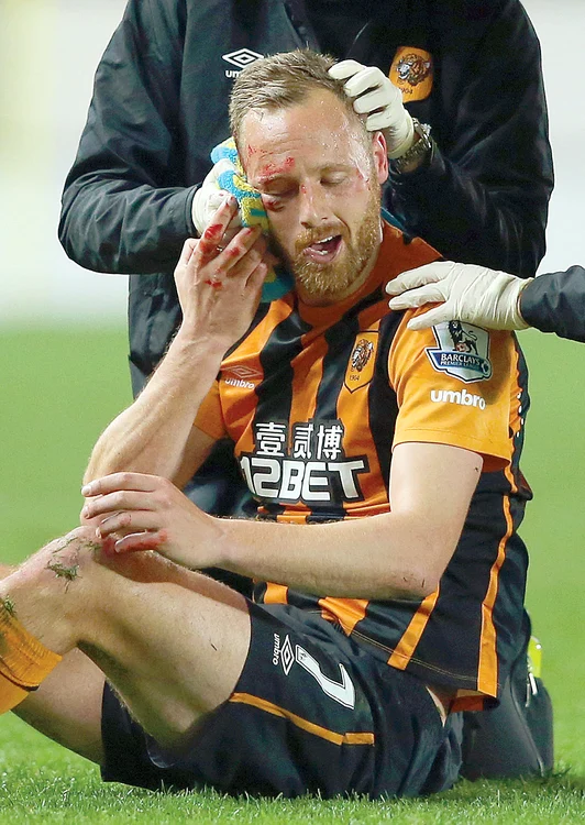 Acesta este momentul îngrozitor în care genunchiul lui Soto s-a „pulverizat”, după contactul cu piciorul lui Van der VaartFoto: ran.de