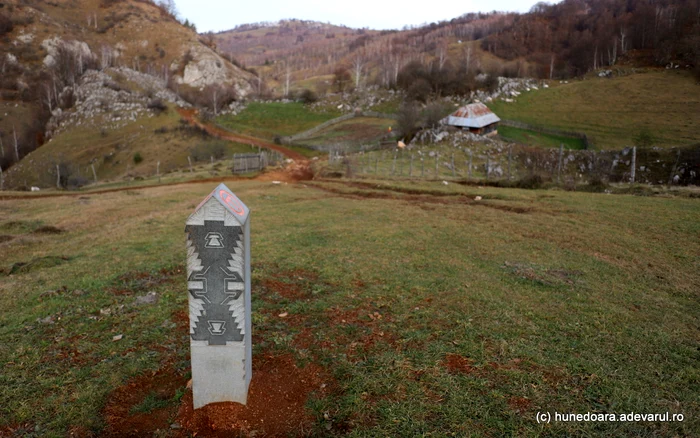 Bornă kilometrică în Fundătura Ponorului. Foto: Daniel Guță