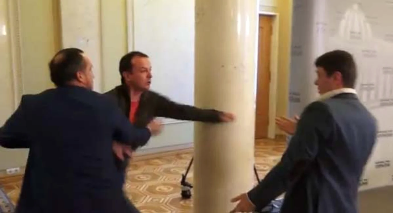 
    Doi deputa'i s-au bătut pe holurile parlamentului de la KievFoto: Captură Youtube  