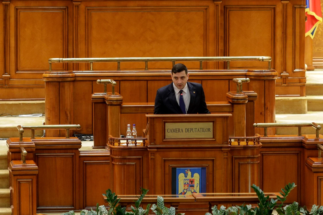 George Simion la masa la camera deputatilor tinand un discurs 
