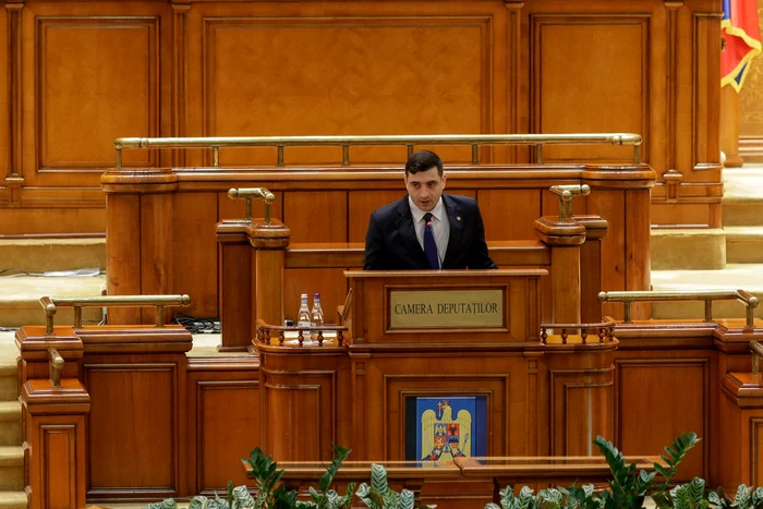 George Simion la masa la camera deputatilor tinand un discurs