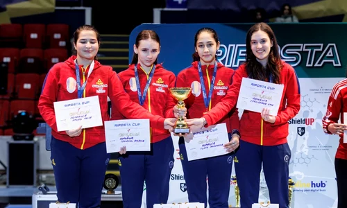 Amalia fiica MIhai Covaliu și echipa de scrimă foto PR2 JPG