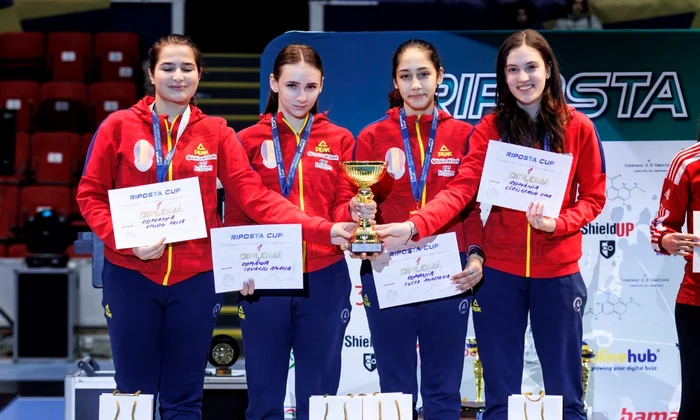 Amalia fiica MIhai Covaliu și echipa de scrimă foto PR2 JPG