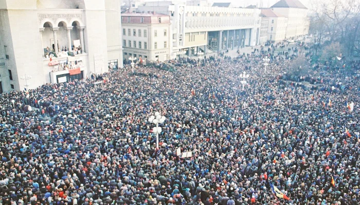 Zeci de mii de timişoreni au ocupat Piaţa Operei, actuala Piaţa Victoriei