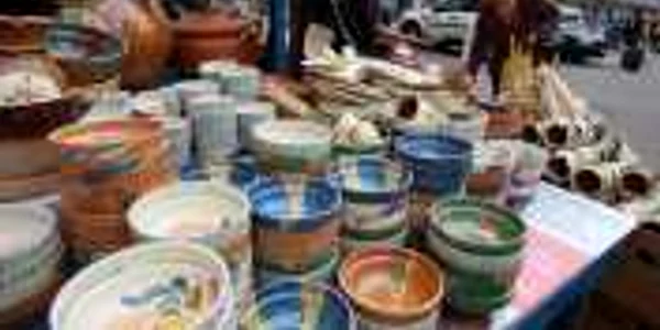 De Sâmbăta Morţilor, creştinii obişnuiesc să dea de pomană mâncare în vase din lut