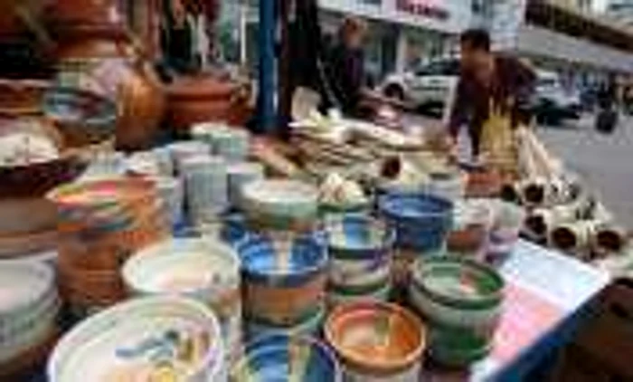 De Sâmbăta Morţilor, creştinii obişnuiesc să dea de pomană mâncare în vase din lut