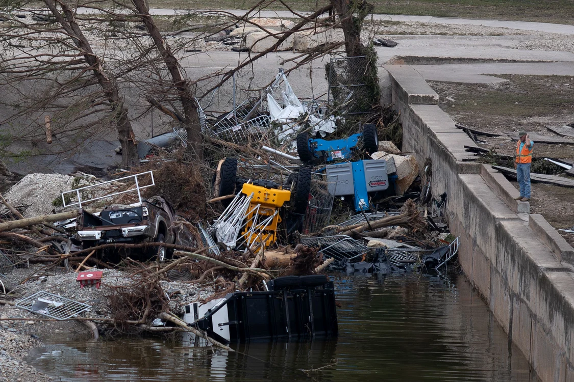 Urmele dezastrului lăsat în urmă de apă (Foto: Profimedia)