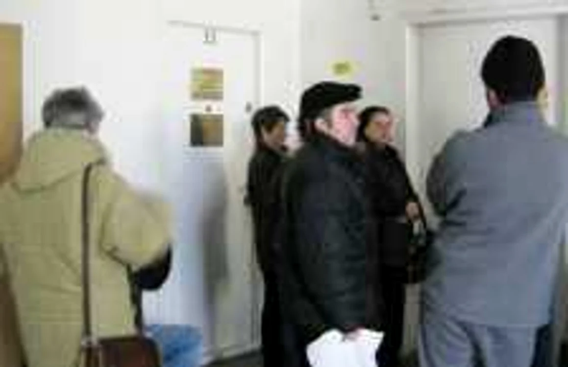 Sucevenii îşi depun dosarele de pensionare pe caz de boală la Serviciul de Expertiză Medicală