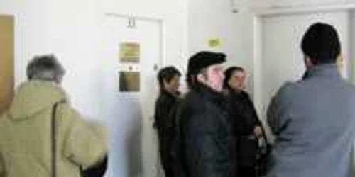 Sucevenii îşi depun dosarele de pensionare pe caz de boală la Serviciul de Expertiză Medicală