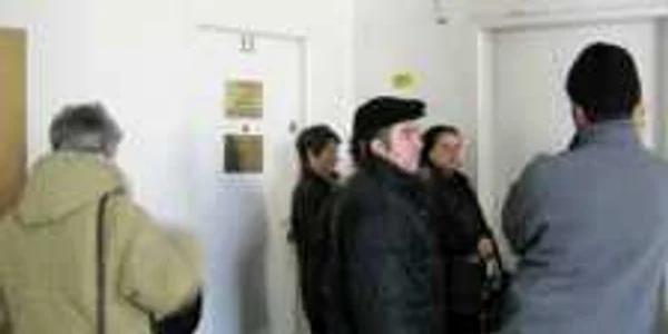 Sucevenii îşi depun dosarele de pensionare pe caz de boală la Serviciul de Expertiză Medicală