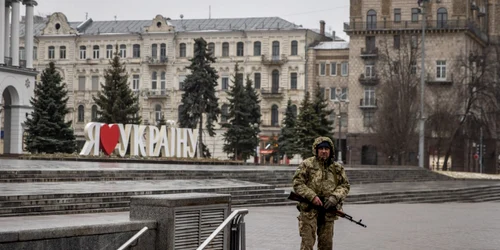 soldat centru kiev semn i love ukraine ucrainean foto getty images