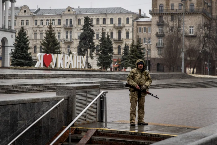 soldat centru kiev semn i love ukraine ucrainean foto getty images