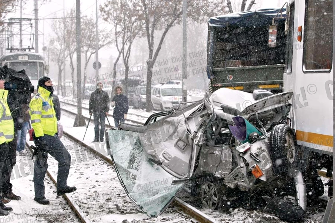 Honda a fost târâtă de tramvai 50 de metri. A fost tractată de o maşină a Armatei ( Fotografii: Dorin Constanda )