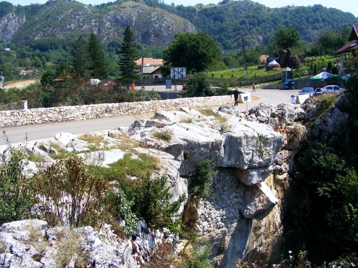 podul lui dumnezeu de la ponoarele FOTO Corina Macavei 