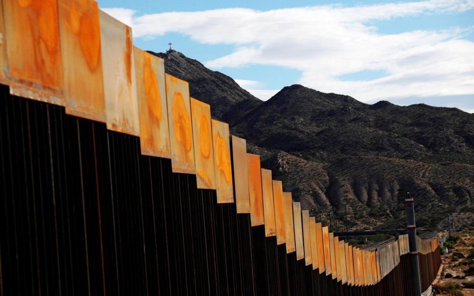 Trump ukazal mejno ograjo z Mehiko pobarvati črno za odvračanje migrantov