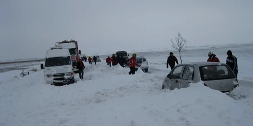 Pasagerii din microbuzul de la Sihlea sunt înzăpeziţi de mai bine de 12 ore.