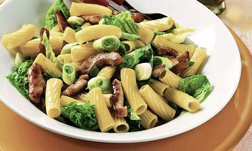 salata de macaroane cu carne de curcan jpeg
