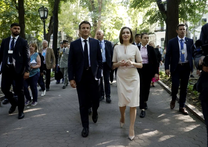 Maia Sandu şi Emmanuel Macron, la pas prin centrul Chişinăului FOTO AFP