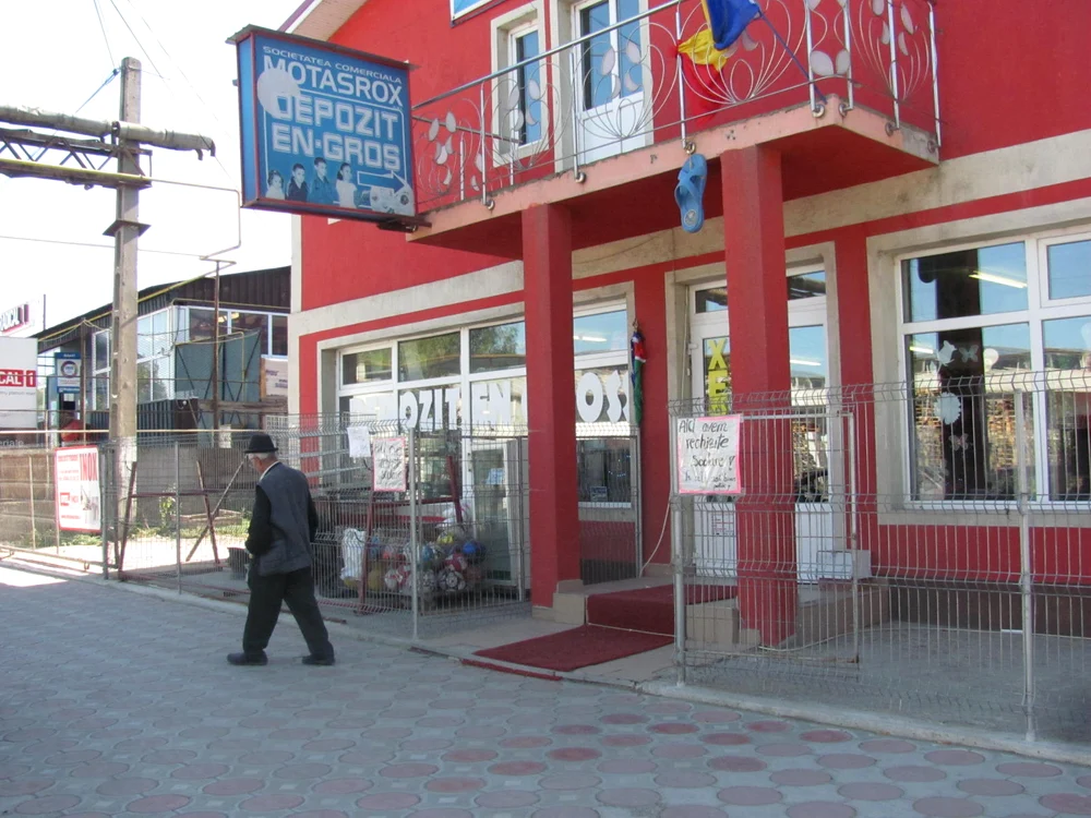 Magazinul prin care DGFP vinde bunurile confiscat este situat la ieșirea din municipiul Vaslui spre Bacău 