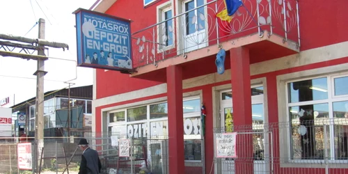 Magazinul prin care DGFP vinde bunurile confiscat este situat la ieșirea din municipiul Vaslui spre Bacău