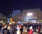 Mii de oameni în Piaţa Sfatului din Braşov. FOTOSimona Suciu