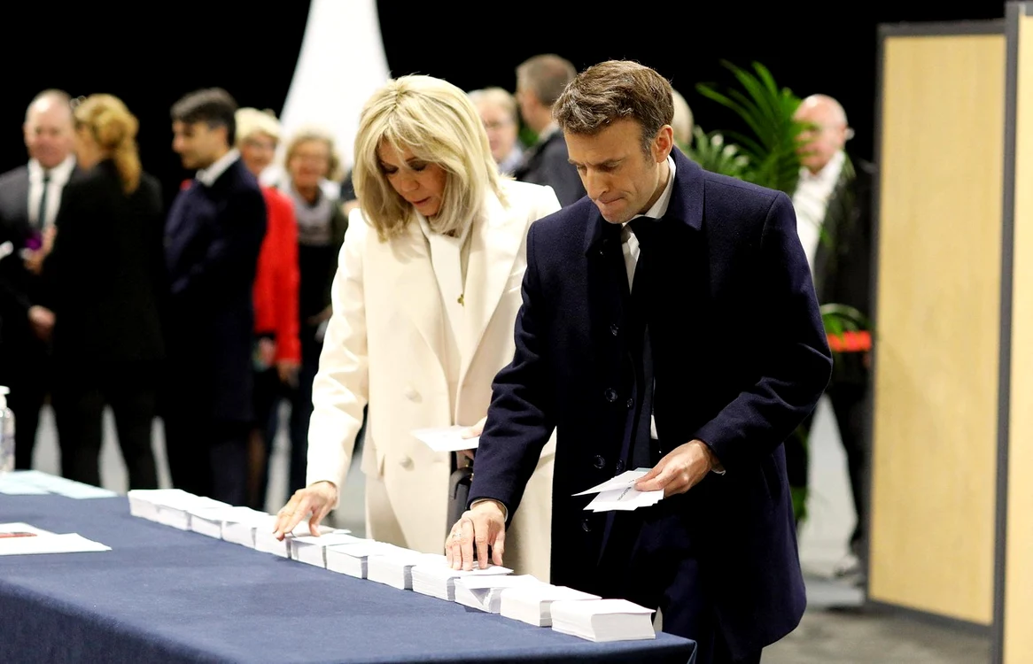 21 emmanuel macron si brigitte macron vot prezidentiale scor strans cu marine le pen 1 jpg jpeg