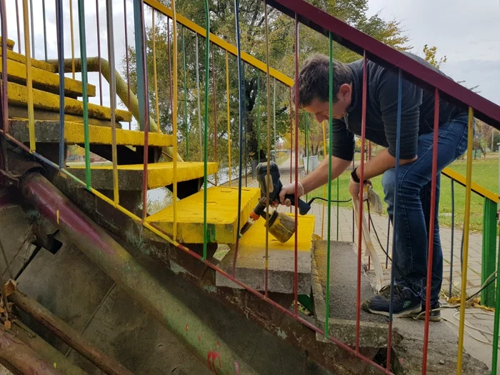 Dalele podului au vopsit vopsite în galben FOTO Livia Mateiaş