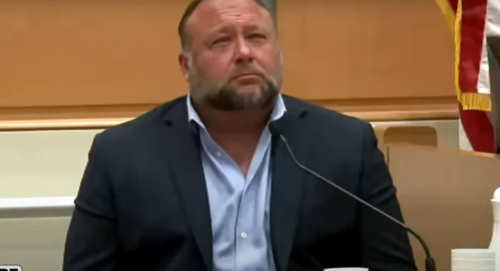 Alex Jones în sala de tribunal (FOTO captură video Inside Edition)