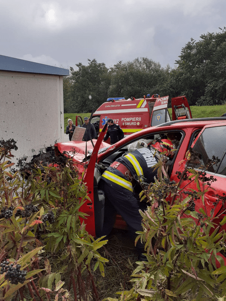 O şoferiţă beată a încercat să se sinucidă provocând un accident rutier, pe o stradă din Neamț
