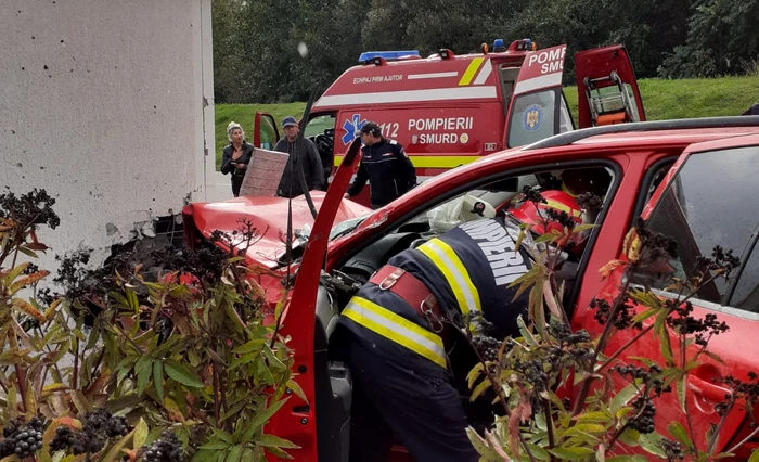 Conducătoarea auto a rămas încarcerată în mașină FOTO ISU Neamț