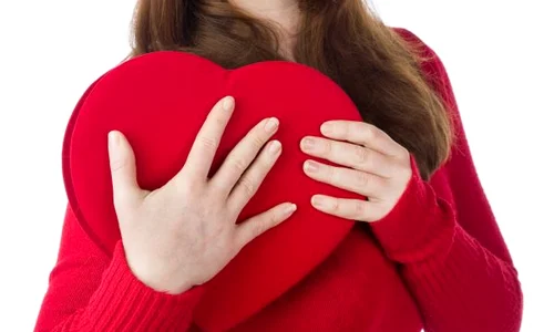 femeie inima rosie indragostita valentins day shutterstock 22623211 jpeg