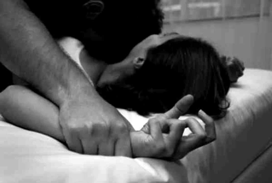 
    Oamenii susţin că fata a fost bătută şi arsă cu ţigara, apoi şantajată tocmai cu o înregistrare făcută în timpul agresiunii  