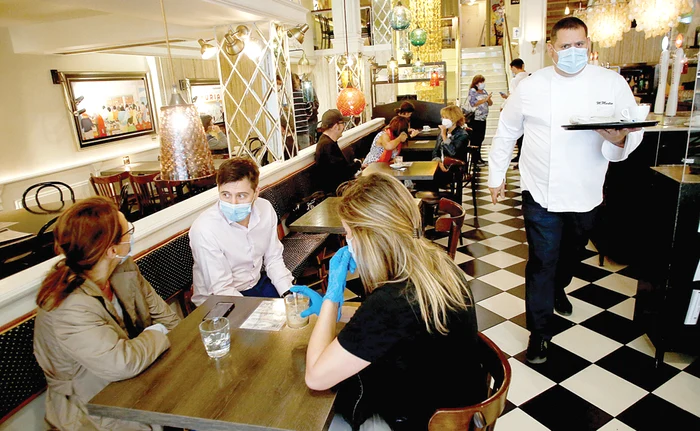 Chelnerii vor purta mască şi se vor îngriji ca şi clienţii să respecte măsurile de igienă şi distanţareFoto: EPA-EFE