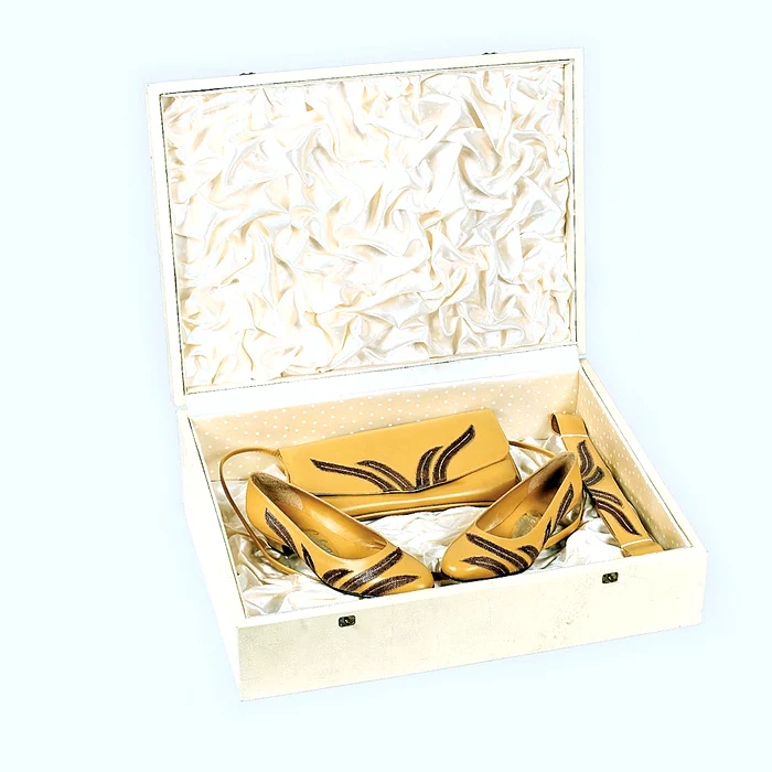 Pantofii și poșeta de culoare  bej: 500 €, prețul de pornire